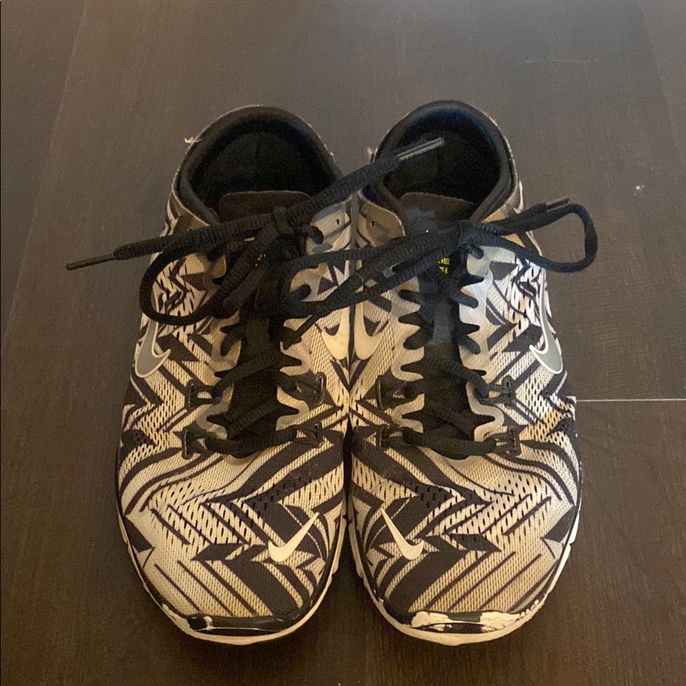 Nike Monochrome Zigzag Sneakers